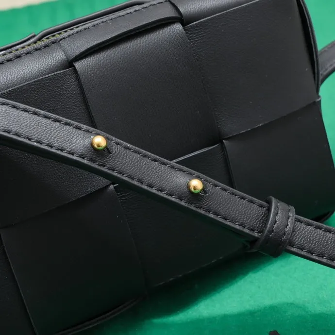 Batch 1120 Lazy and casual is the ultimate meaning of relaxation. Brick cassette has a unique quiet power, which is fashionable without losing aura🧩Classic weaving and neutral style can create a casual and high-end texture. The shoulder strap is adjustable and can be worn on one shoulder or under the armpit, and can be worn as a crossbody at will. Although it is a small size, it can actually hold a lot of belongings, and it is also very light~ This travertine green version of mine feels like it has given spring new vitality🍃 I will grab the versatile item first! Style number: 6816# Size: 18*9*3.5cm